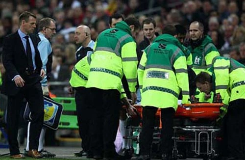 Chris Smalling và Huntelaar cùng đi cấp cứu