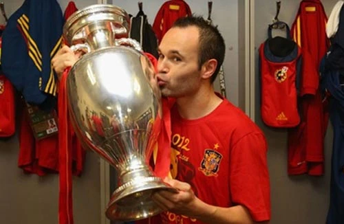 Iniesta đoạt danh hiệu Cầu thủ xuất sắc nhất Euro 2012