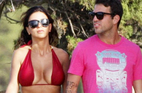 Fabregas gặp rắc rối vì chuyện mua nhà cho "tình già"