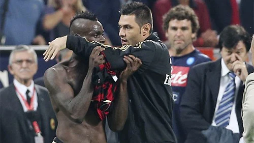 Balotelli bị treo giò 3 trận vì hành động phi thể thao