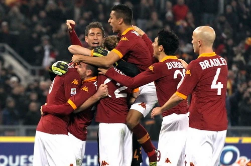 Lazio thua thất vọng để AS Roma vươn lên 