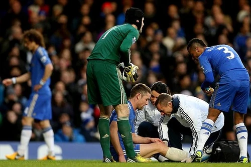 Cahill chấn thương, hàng thủ Tam Sư “rách” tả tơi