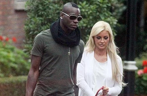 Balotelli "tòm tem" sao khiêu dâm