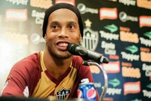 Ronaldinho trả giá đắt vì một lon Pepsi