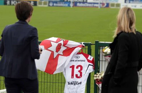 Ba cha con sao bóng bầu dục chết thảm