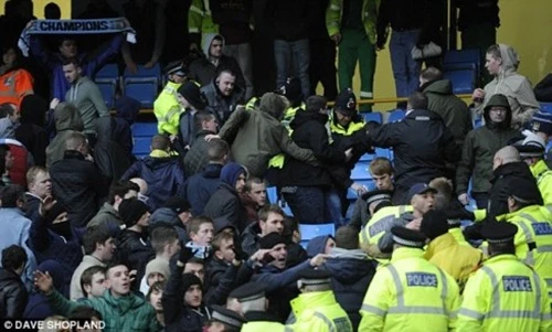 9 hô-li-gân bị bắt giữ sau trận derby Manchester