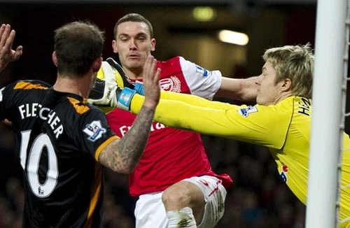 Pháo thủ bất lực trước Hennessey