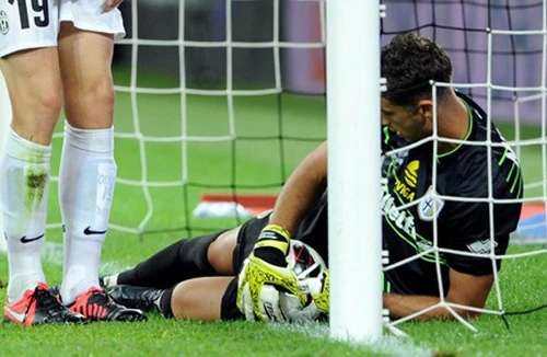 Chiến thắng gây tranh cãi của Juventus ngày khai mạc Serie A