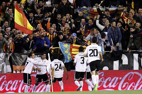 Valancia khiến Barca chết hụt, Atletico nối dài mạch thắng