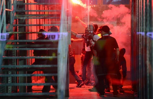 Vòng 36 Serie A: Cổ động viên Juve và Atalanta đánh nhau