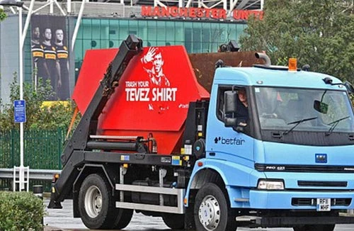 Nhờ "ghét" Tevez, CĐV thành Manchester xích lại gần nhau