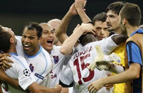 "Động đất" tại Giuseppe Meazza