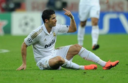Ronaldo mất giày trước trận gặp Bayern 