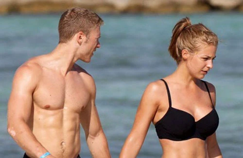 Bồ cũ của CR7 "ngán" cầu thủ, lên xe hoa cùng võ sư