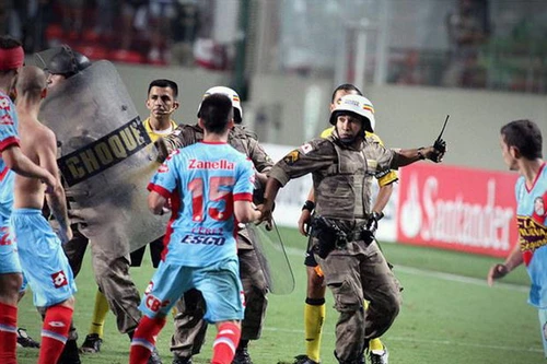 4 cầu thủ Argentina bị bắt vì tấn công cảnh sát 