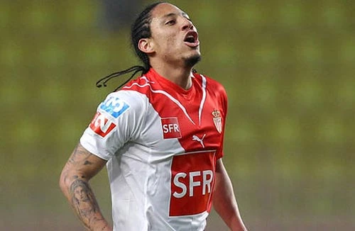 Một cầu thủ bị bắt vì khoe hình xăm