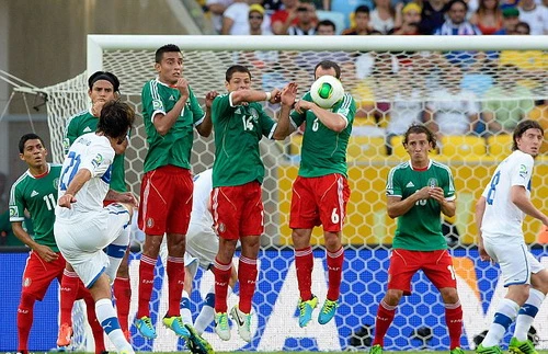 Chicharito không thể giúp Mexico thoát thua