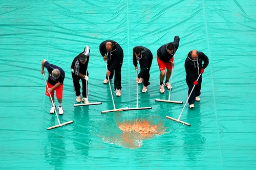 Trời mưa không cản được chiến thắng của các tay vợt mạnh