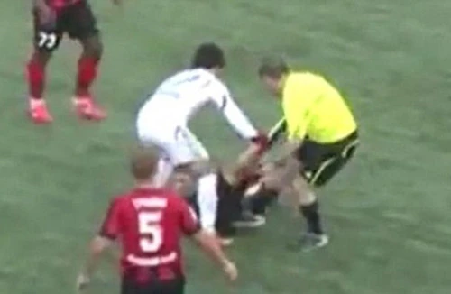 Nổi "cơn điên", trọng tài vào sân choảng nhau với cầu thủ