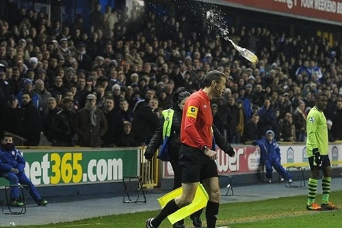 “Mưu sát” trọng tài, 3 cổ động viên bị bắt