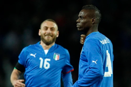 Balotelli tỏa sáng giúp Italia cầm hòa Brazil 