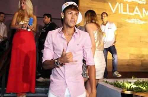 Neymar suýt chết ngạt trong thang máy