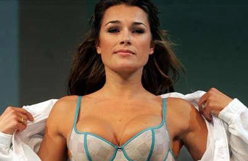 Bà xã Buffon "cởi đồ" trên Maxim