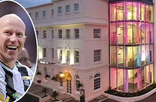 Tiền đạo Lee Hughes bị bắt vì tội "sờ soạng"