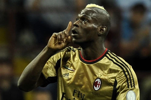 AS Roma bị phạt 50.000 euro và đóng cửa sân vận động