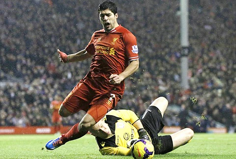 Suarez giúp Liverpool "thoát chết" tại Anfield
