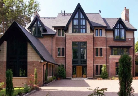 Năm mới, cựu sao MU bán nhà cho sao Man City?