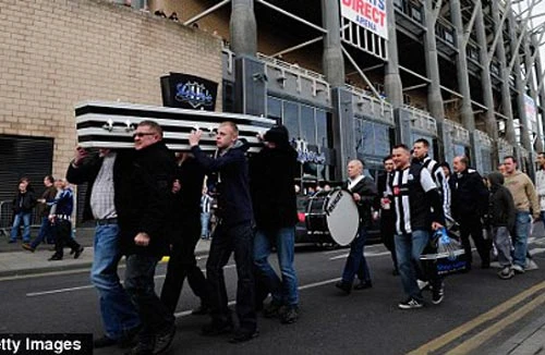 CĐV Newcastle mang quan tài đi biểu tình