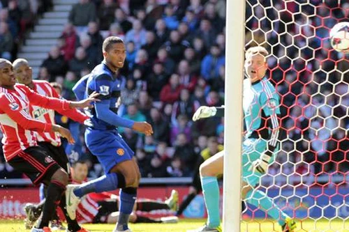 "Quỷ đỏ" dạo chơi trên sân Ánh sáng