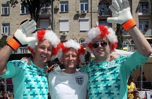 CĐV Anh "khoe hàng" trong loạt penalty