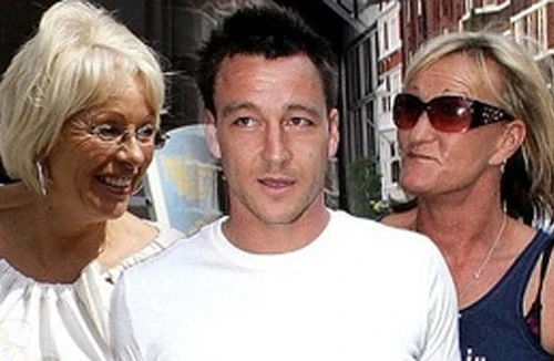 Cảnh sát Anh ra tòa vì bán tin mẹ Terry ăn cắp