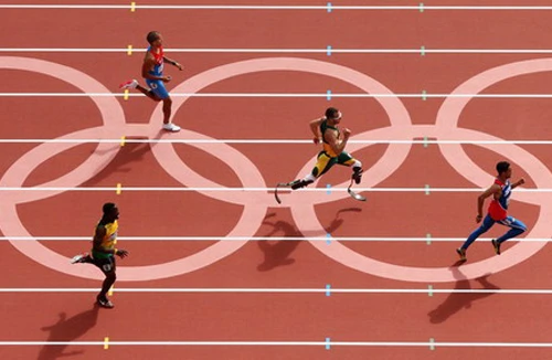 "Người không chân" Oscar Pistorius "chạy" vào bán kết 