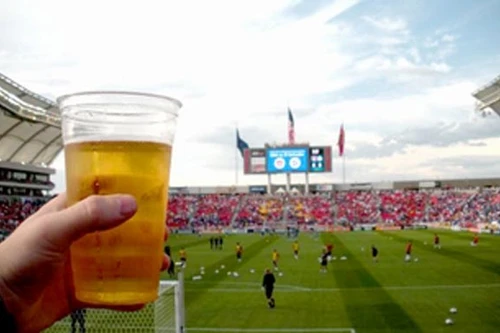 CĐV Anh "đốt" 70 triệu bảng cho bia, rượu! 