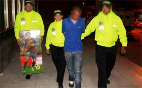 Cả gan giấu ma túy trong chân dung Messi