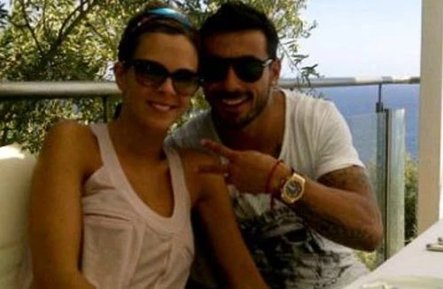 Bạn gái tiền đạo Napoli gặp cướp đường