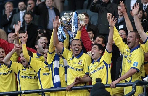 Con giành cúp, cha đột quỵ trên khán đài 