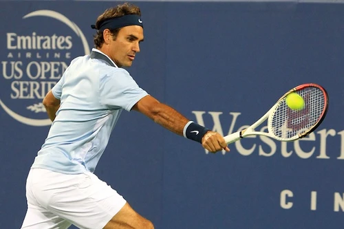 Dùng lại vợt cũ, Federer giành chiến thắng
