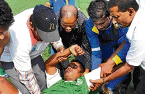 Lại một cầu thủ đột tử ngay trên sân bóng