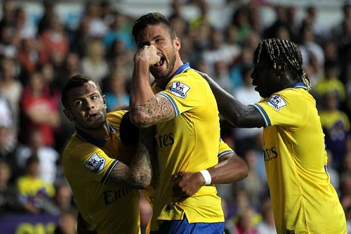 Đòi lại ngôi đầu, Arsenal có quà tặng thầy