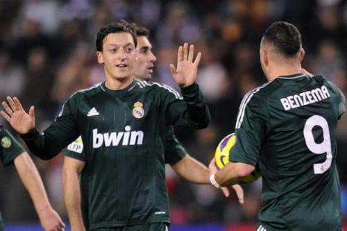 Mesut Ozil giải cứu Real