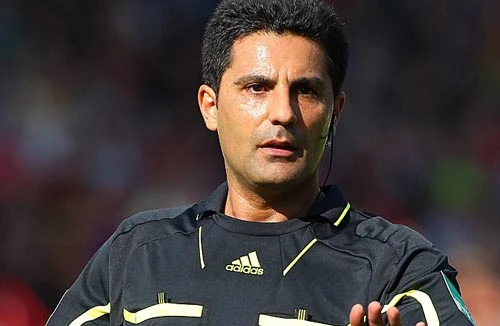 Trận đấu bị hoãn vì trọng tài tự sát