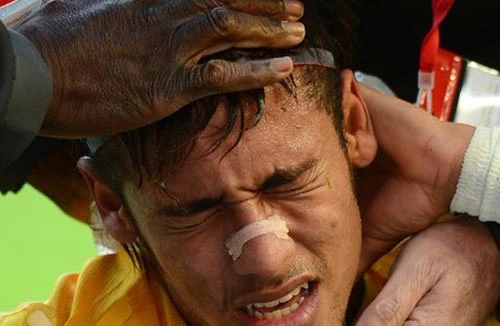 Neymar bị CĐV Anh hành hung