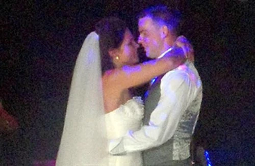 Cô dâu của cựu sao Newcastle bị đấm đúng ngày cưới