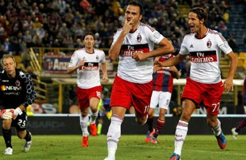 Tân binh Pazzini giúp AC Milan có chiến thắng đầu tiên