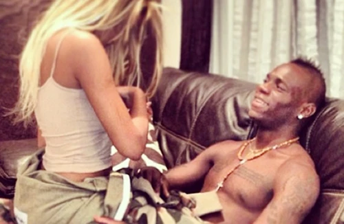 Balotelli bị bồ tung ảnh nóng lên mạng