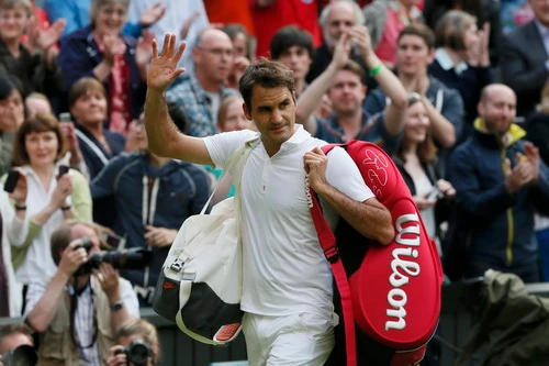 "Tàu tốc hành" tuột dốc